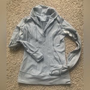 Lululemon size 4 half zip pullover